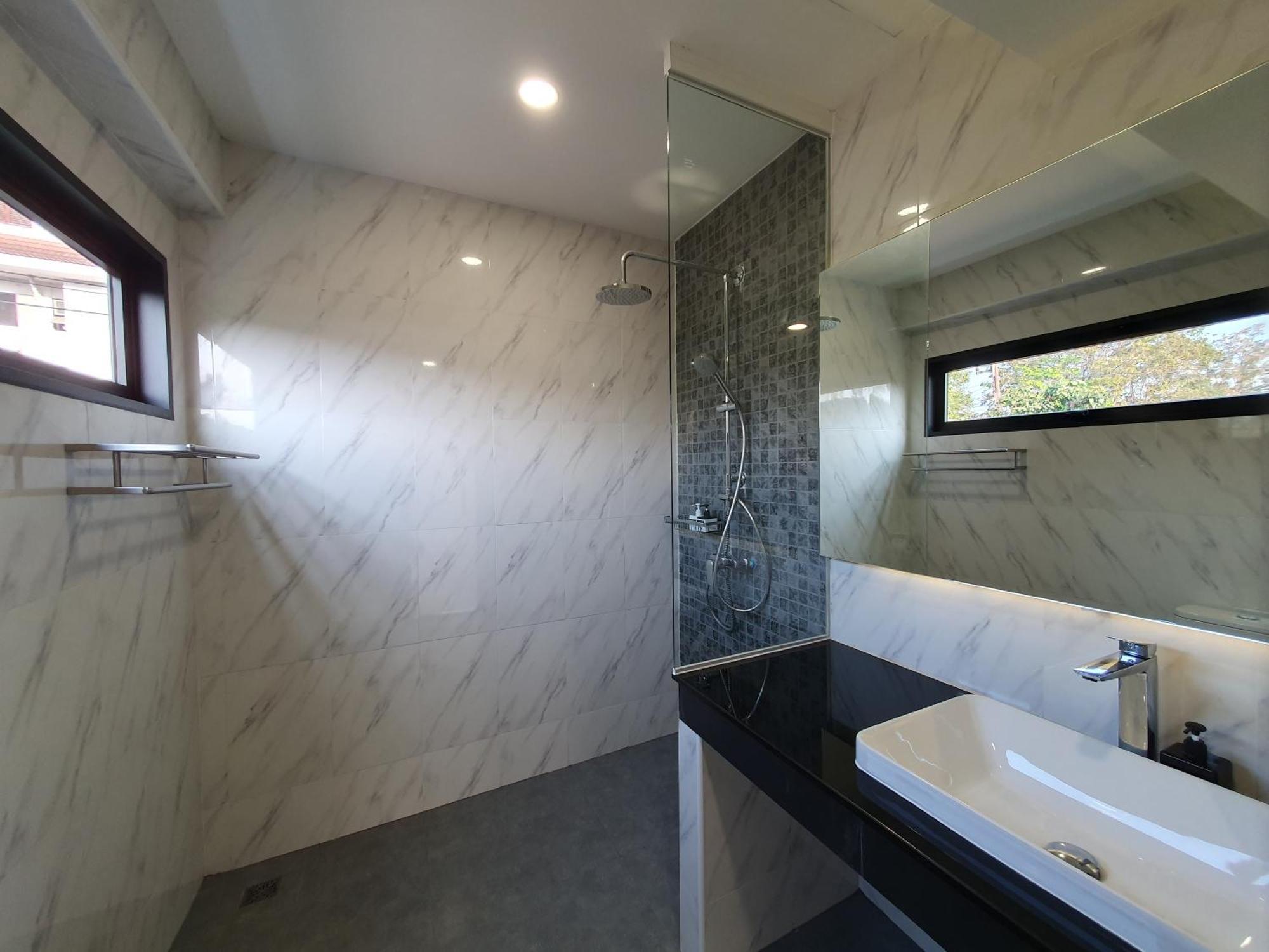 The Sila Suites - Intrawarorot Chiang Mai Exteriör bild
